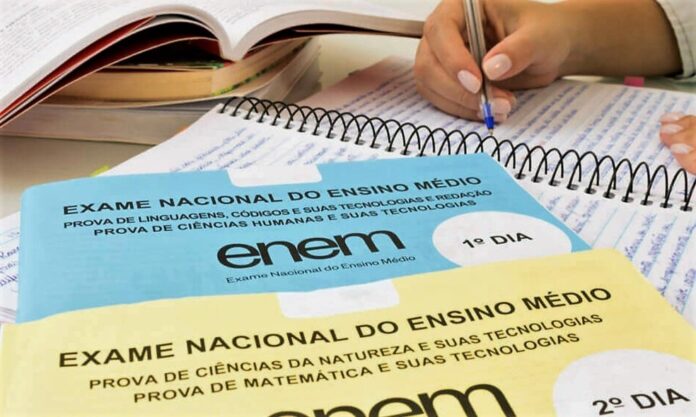 Cadernos de prova do Enem.