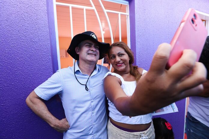 A Prefeitura de Manaus entregou 11 moradias totalmente reformadas para famílias do bairro Colônia Antônio Aleixo, na zona Leste.