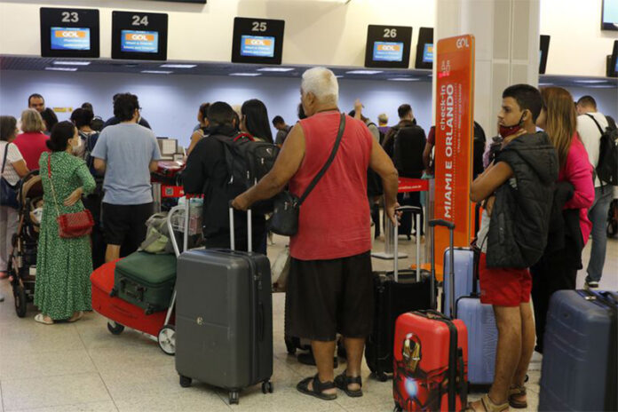 Nesta semana, o Ministério de Portos e Aeroportos lançou a primeira fase do programa Voa Brasil, oferecendo passagens aéreas por até R$ 200