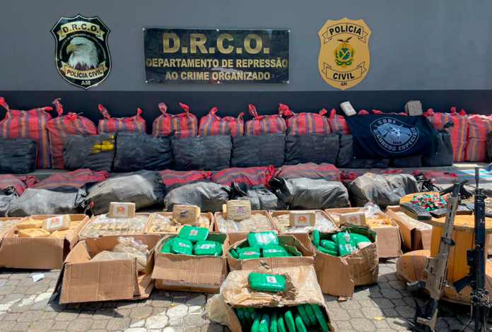 Drogas e armas apreendidas durante operação do DRCO, um dos departamentos da Polícia Civil do Amazonas.