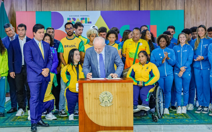 Lula e parte da delegação brasileira de atletas olímpicos durante cerimônia de assinatura do decreto que reajustou o Bolsa Atleta.