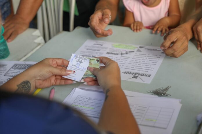 O governador Wilson Lima anunciou o pagamento de mais de R$ 5,5 milhões em soluções de moradia para 178 famílias das comunidades