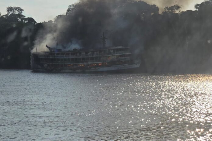 Embarcação M. Monteiro durante incêndio.