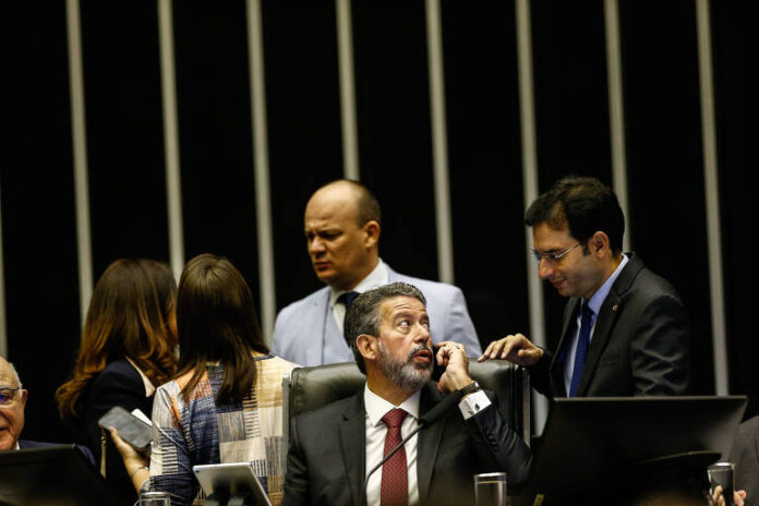 O presidente da Câmara, Arthur Lira (PP-AL) durante votação da PEC da Anistia.