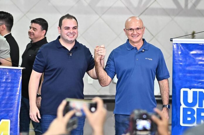 Roberto Cidade (à esquerda) e Coronel Menezes (à direita) durante anúncio.