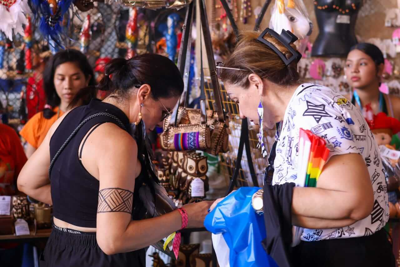 A 19ª Mostra de Artesanato e Economia Solidária, realizada durante o Festival de Parintins 2024, foi um sucesso para os artesãos locais.