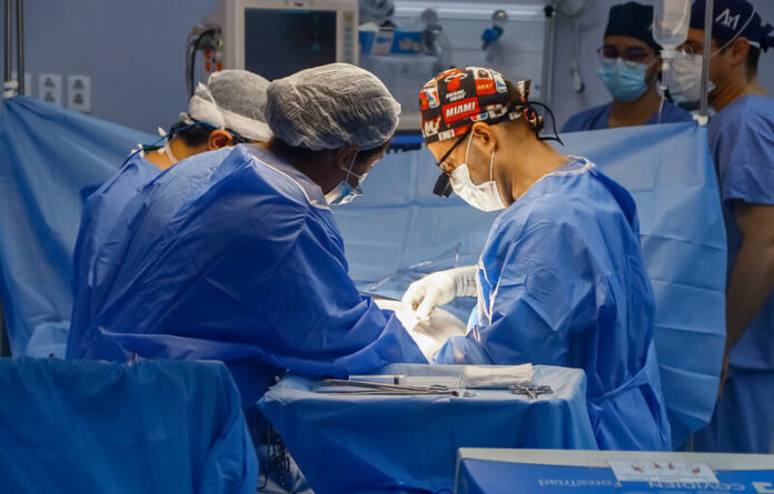 Transplante sendo realizado no Hospital Delphina Aziz, em Manaus.