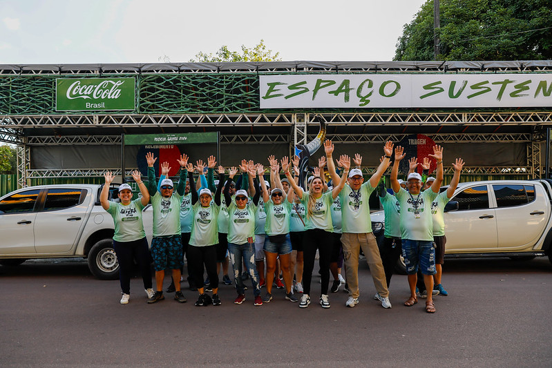 Funcionários da Coca-Cola no Espaço Sustentável, o maior ponto de coleta de recicláveis do Festival de Parintins.