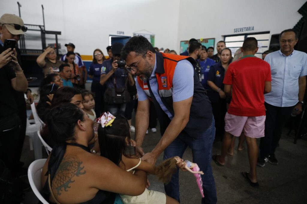 Wilson Lima prestando apoio às vitimas do incêndio em Nhamundá.