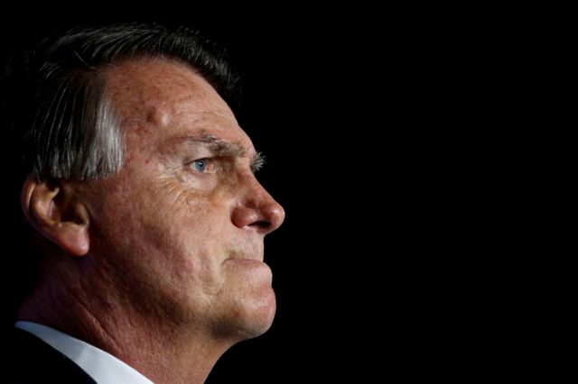 A PF indiciou o ex-presidente Bolsonaro em dois inquéritos: um que investiga a venda ilegal de joias e outro da vacinação contra a Covid-19.