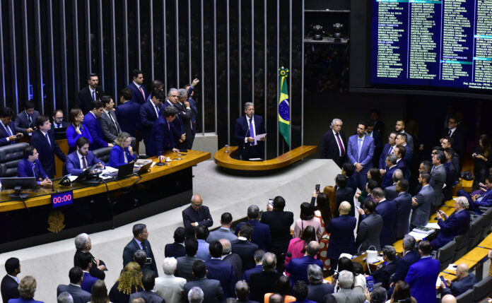 Texto aprovado pela Câmara agora segue para o Senado.