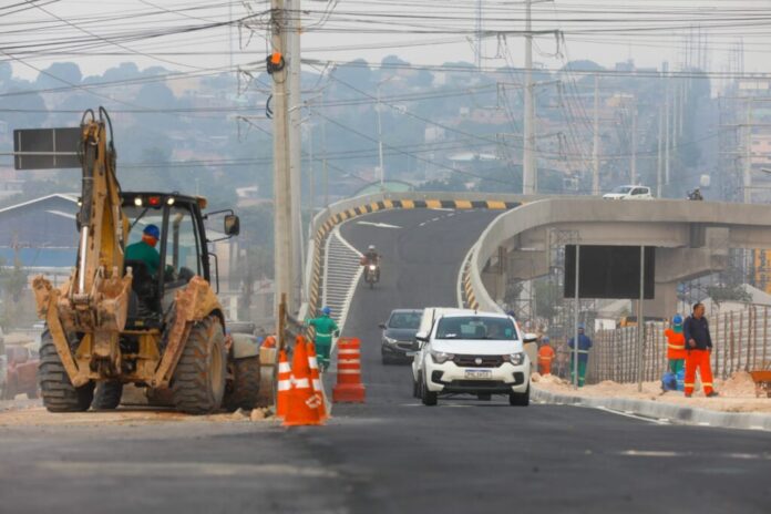 Veículos transitando na alça liberada do Complexo Viário Rei Pelé.