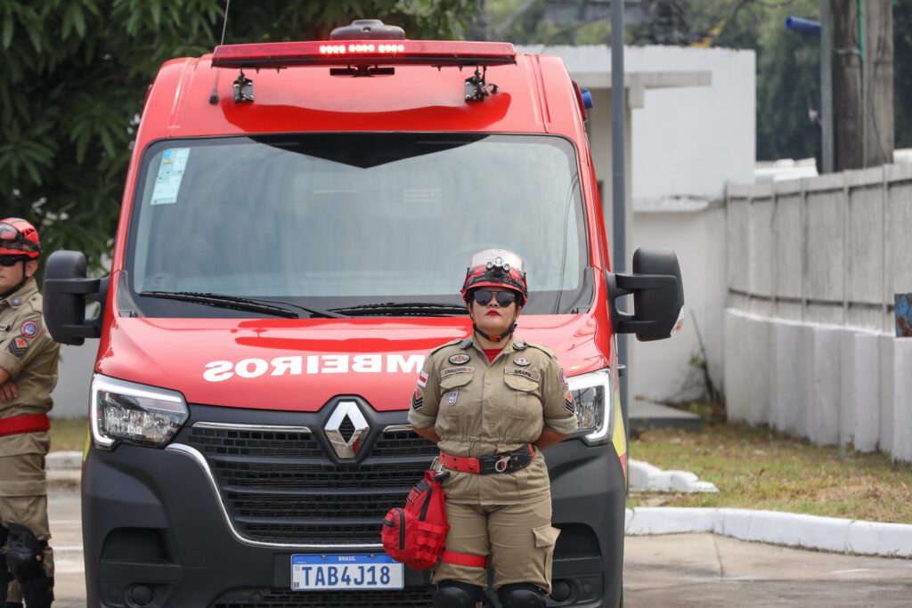 Bombeira do CBMAM com uma das ambulâncias entregues pelo governo.