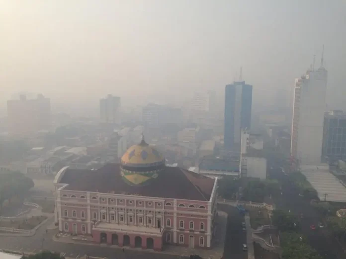 Fumaça de queimadas cobre Manaus e afeta a qualidade do ar.