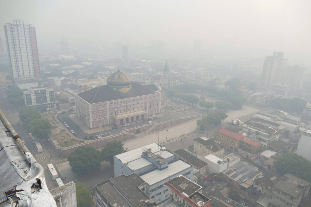 Teatro Amazonas encoberto por fumaça de queimadas, que afeta a qualidade do ar do Amazonas pelo segundo ano seguido.
