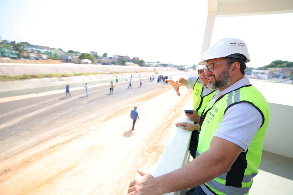 Governador Wilson Lima fiscalizando obra da zona Sul. 