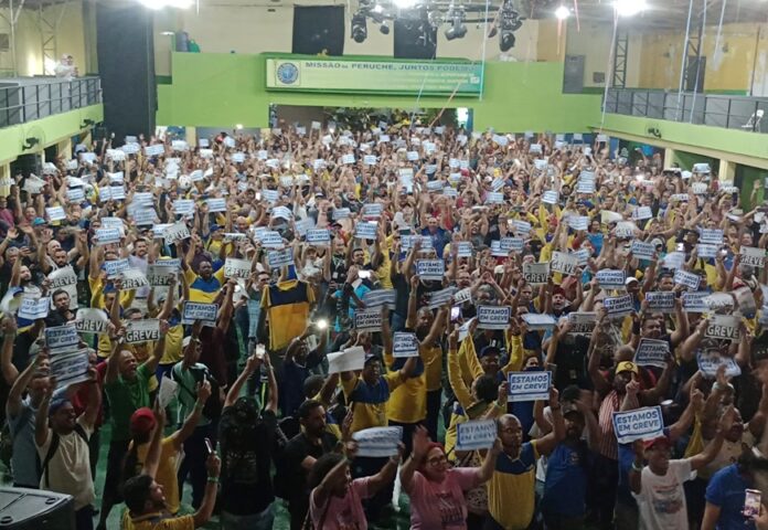 Assembleia de trabalhadores dos Correios pedindo reajuste.