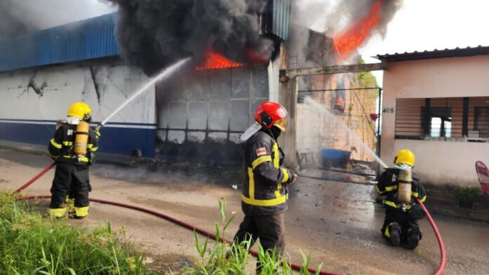 Bombeiros do CBMAM combatem incêndio em fábrica da Denitos, na zona Norte de Manaus.