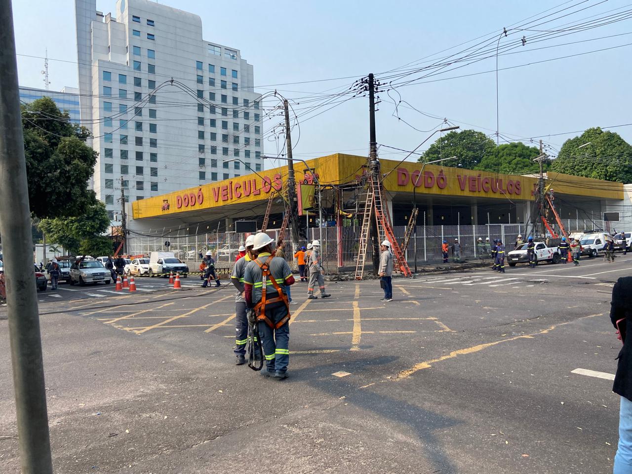 Obras da Amazonas Energia sendo realizadas no bairro Adrianópolis, em Manaus.