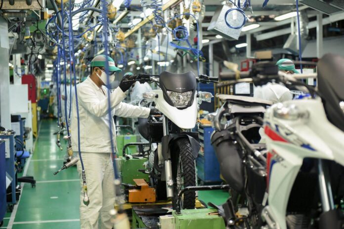 Linha de produção de motocicletas no Polo Industrial de Manaus.