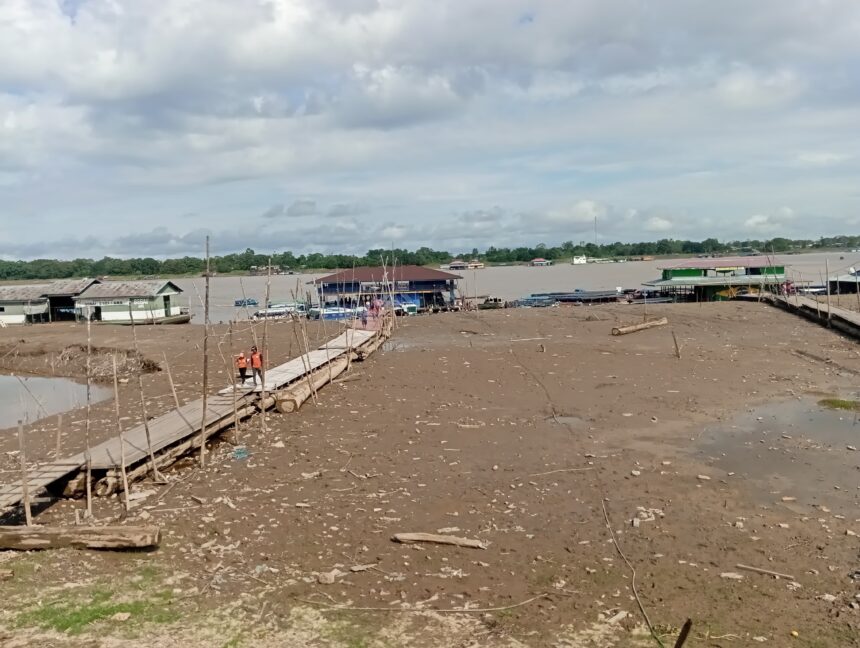 Porto de Tabatinga, um dos municípios em emergência, teve atividades comprometidas por conta da estiagem.