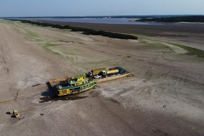 Balsa de transporte encalhada no rio Negro durante estiagem de 2023.