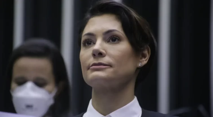 A ex-primeira-dama Michelle Bolsonaro, junto com o PL Mulher, emitiu uma nota proibindo qualquer tipo de aliança com partidos de esquerda.