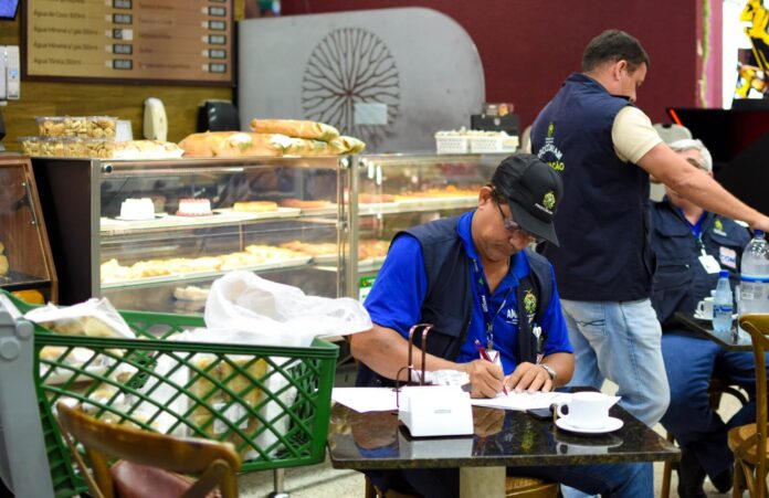 O Procon-AM autuou um supermercado de Manaus, após encontrar 13 quilos de bacalhau com a validade vencida.