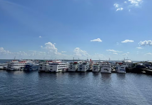 O Rio Negro atingiu um nível crítico de vazante, registrando 22,76 metros em Manaus, conforme dados divulgados pela Defesa Civil do Amazonas.