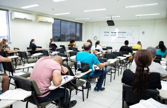 A Prefeitura de Manaus está convocando profissionais aprovados no concurso público da Semsa para preencher vagas remanescentes.