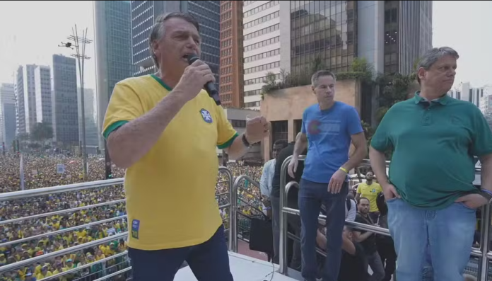 Bolsonaro ataca Alexandre de Moraes em manifestação