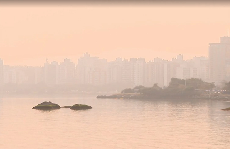 Fumaça das queimadas na Amazônia encobre cidades do Sul do Brasil