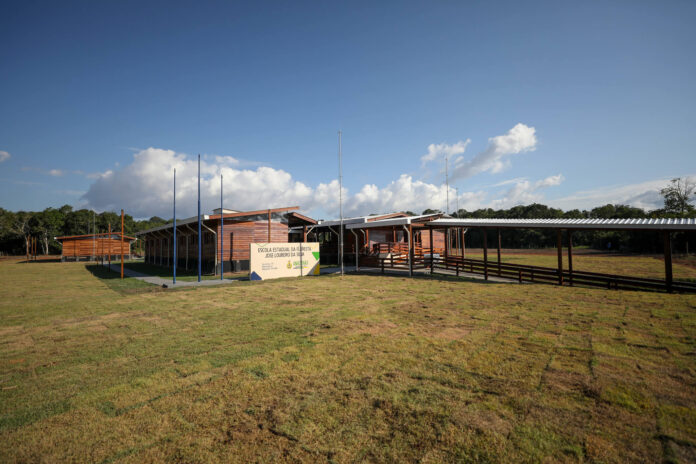 O governador Wilson Lima anunciou a construção da segunda Escola da Floresta, que contará com a parceria da empresa Eneva.