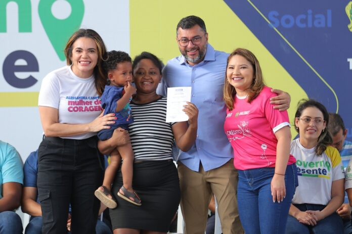 Wilson Lima entrega 100 títulos de propriedade na zona norte