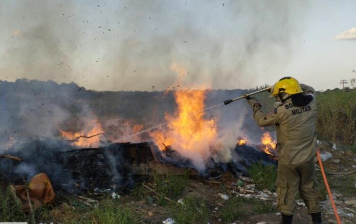 Corpo de Bombeiros do Amazonas combatendo incêndio no interior do estado.