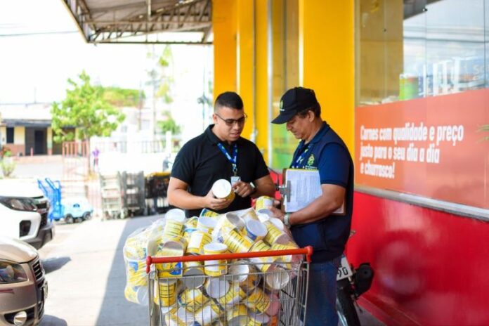 O Procon-AM realizou, nesta quarta-feira, a apreensão de 452 latas de leite em pó em um supermercado localizado na zona norte de Manaus.