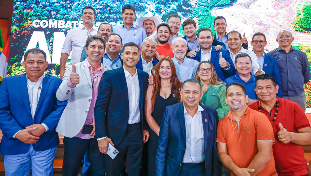 Lula posando com alguns dos prefeitos amazonenses presentes na reunião em que anunciou medidas para facilitar o abastecimento de água no Amazonas. 