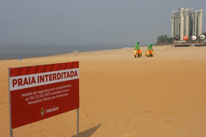 Praia da Ponta Negra também foi interditada durante a seca de 2023.