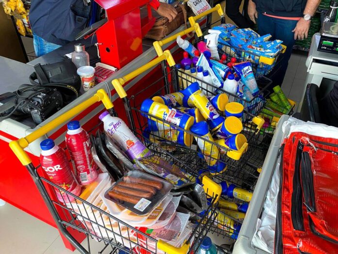 O Procon-AM autuaram um supermercado no bairro Armando Mendes, após encontrarem 95 quilos de produtos impróprios para consumo.