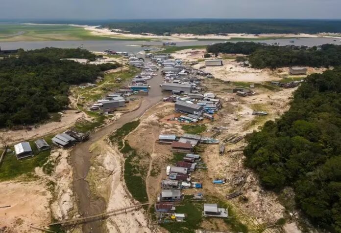 Emergência se deu pela diminuição acelerada do nível do Rio Negro em Manaus.