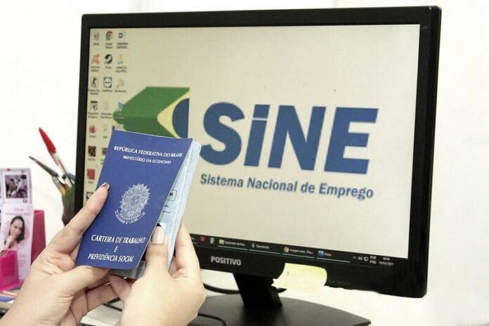 As vagas ofertadas incluem diferentes níveis de experiência e escolaridade, além de vagas específicas para trabalhadores com deficiência.