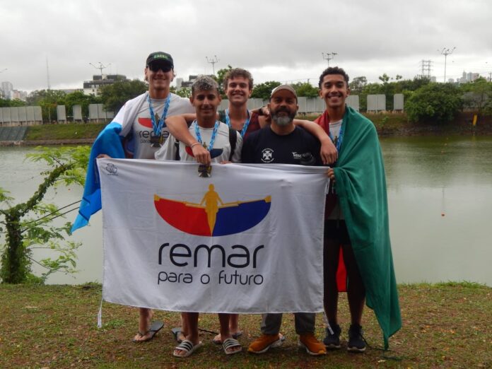 Atletas Henri Fontoura, João Kerchiner, João Milgarejo e Samuel Lopes juntos de Oguener Tissot, Coordenador técnico do projeto Remar para o Futuro, horas antes do acidente.