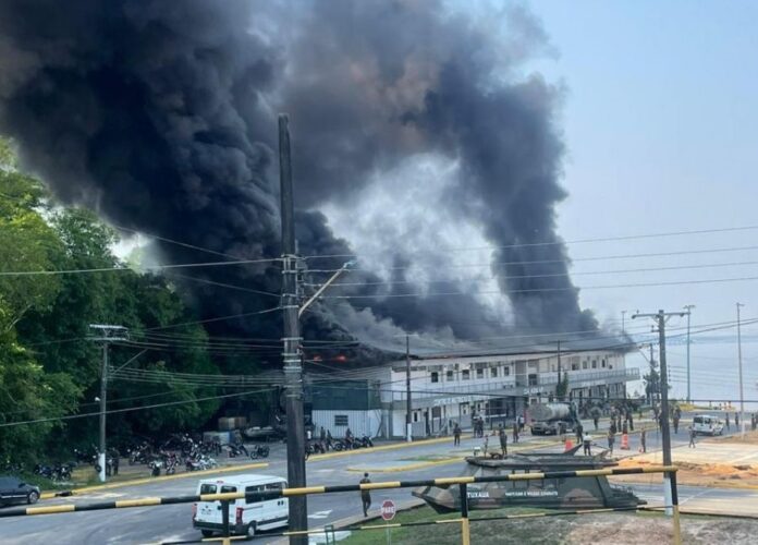 Incêndio começou pela manhã, e já foi controlado.