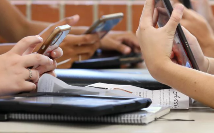 A Comissão de Educação da Câmara aprovou um projeto de lei que propõe a proibição do uso de celulares em escolas públicas e privadas.