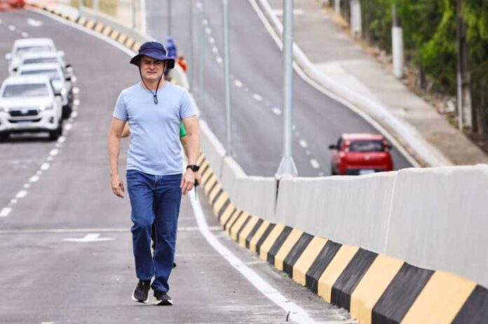 Em comemoração aos 355 anos de Manaus, o prefeito David Almeida entregou o Viaduto Márcio Souza, localizado na avenida Rio Preto.