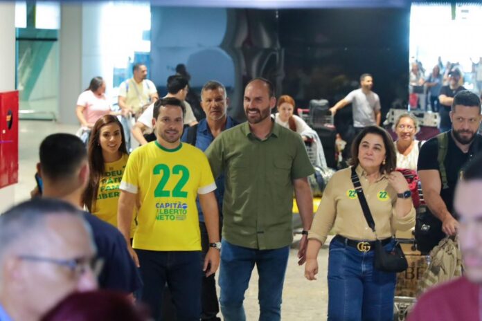 O deputado federal Eduardo Bolsonaro chegou a Manaus nesta quinta-feira (24), para apoiar a campanha de Capitão Alberto Neto.