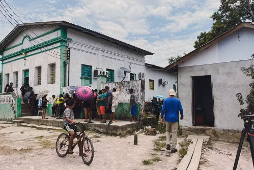 Eleitores da comunidade Vila do Moura, localizada às margens do Rio Negro, enfrentaram filas que chegaram a durar até 4 horas para votar.