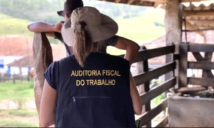 A Lista Suja do trabalho escravo é um documento que reúne empregadores que submeteram trabalhadores a condições análogas à escravidão.