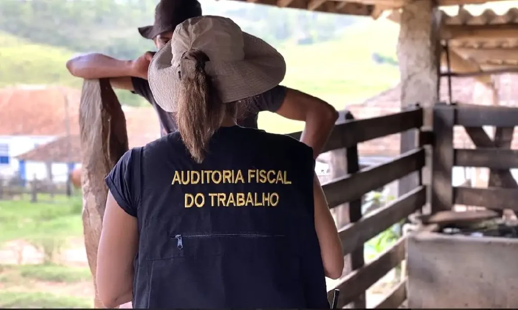 A Lista Suja do trabalho escravo é um documento que reúne empregadores que submeteram trabalhadores a condições análogas à escravidão.