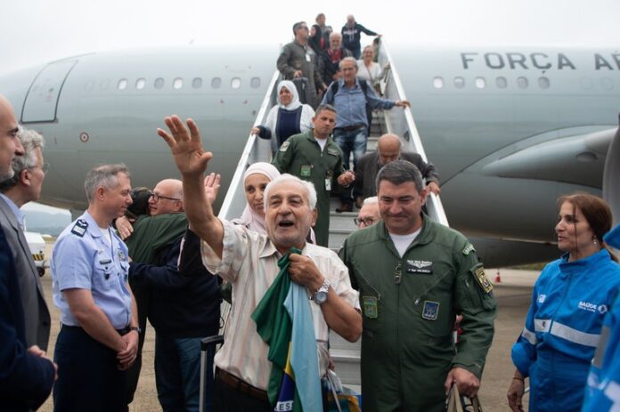 Quando as famílias repatriadas do Líbano chegam ao Brasil, a recepção é feita por equipes do Governo e de instituições para oferecer suporte.